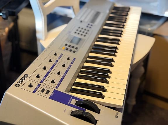 Yamaha CS2x synthesizer keyboard