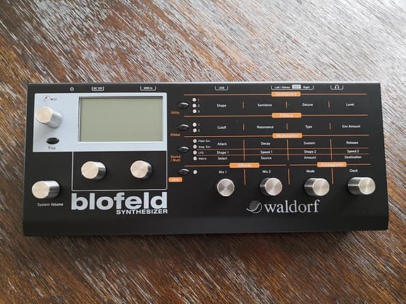 Waldorf Blofeld synthesizer desktop svart