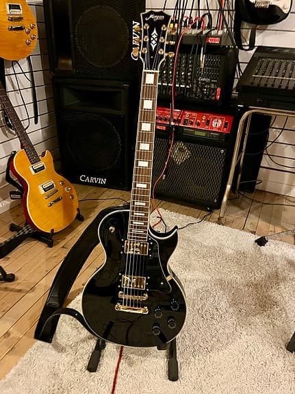 Morgan Les Paul, custom type el-gitar svart med gullhardware