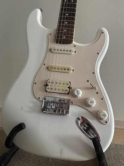 Squier av Fender Bullet Stratocaster HSS – med gitarstativ!