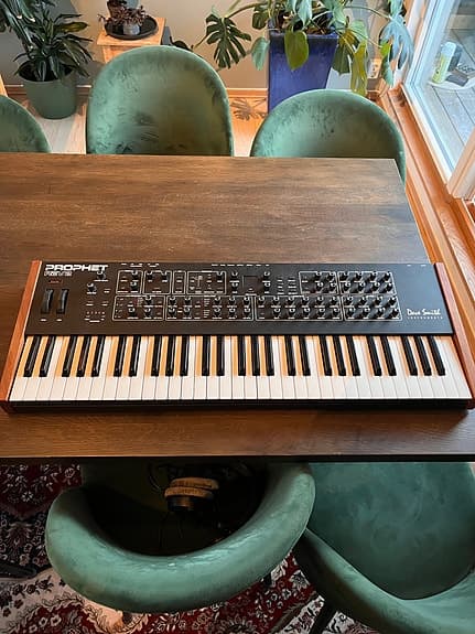 Sequential Prophet Rev2 synthesizer 61 tangenter