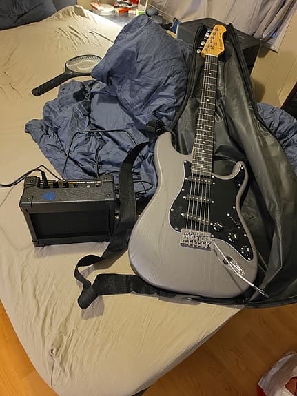 Elektrisk gitar Stratocaster-type grå med forsterker