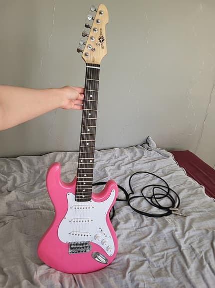 Rosa elektrisk gitar Stratocaster