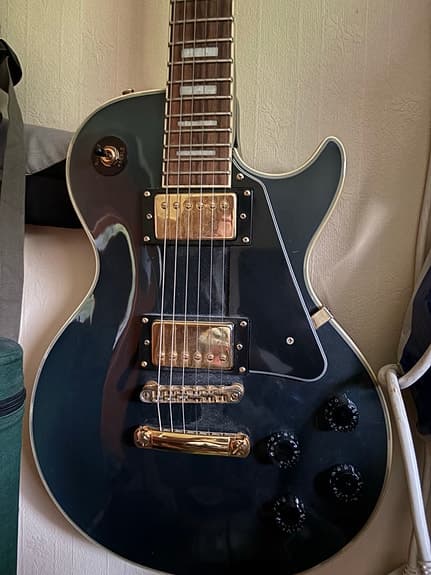 Morgan elektrisk gitar Les Paul-type svart + Behringer forsterker