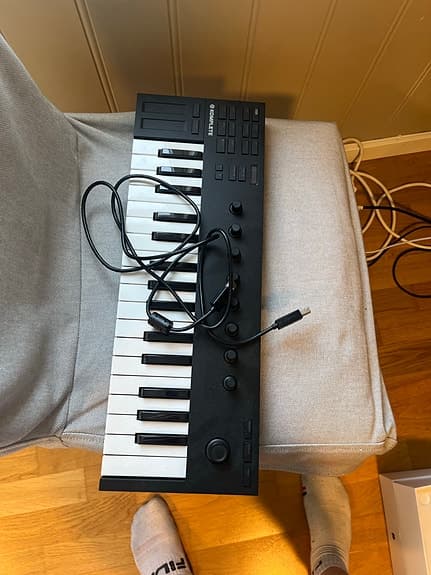 Native Instruments Komplete Kontrol M32 MIDI-keyboard 32 tangenter svart