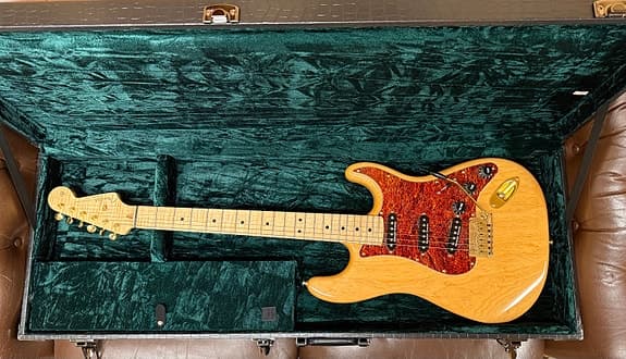 Spesiell Stratocaster i lekkert treverk - NB! ikke original Fender