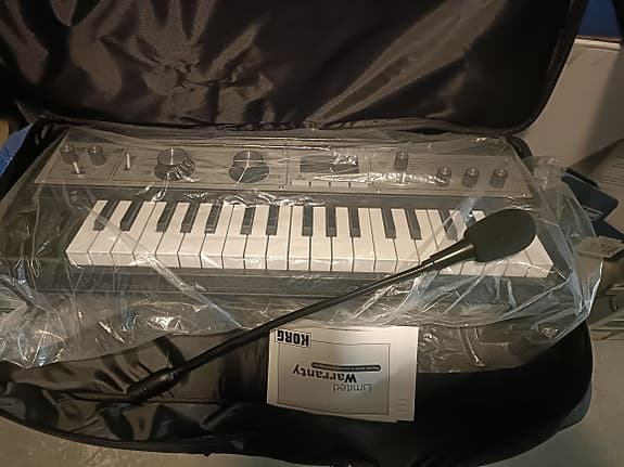miniKorg XL synthesizer med mikrofon