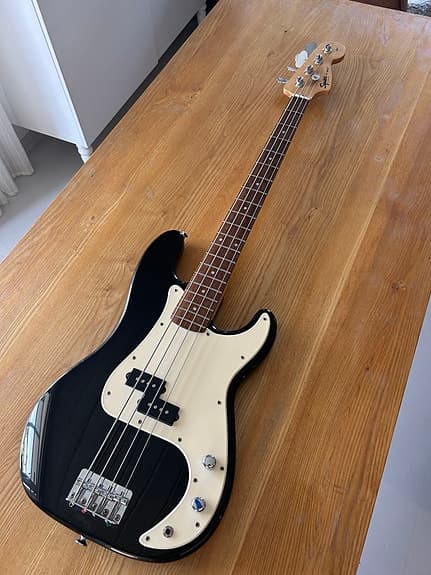 Squier Precision Bass elbass svart