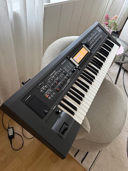 Roland GW-8 - arranger/workstation keyboard