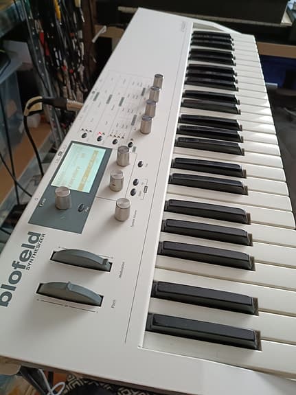 Waldorf Blofeld VA synthesizer keyboard hvit