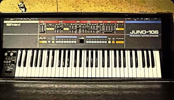Roland JUNO-106 (1984) analog poly synthesizer i solid turnékasse.