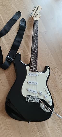 Svart elektrisk gitar Stratocaster-type