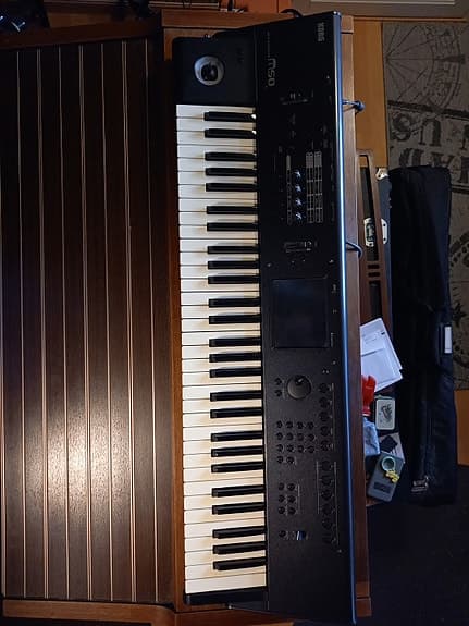 Korg M50 music workstation med rockbag, sustainpedal og stativ.