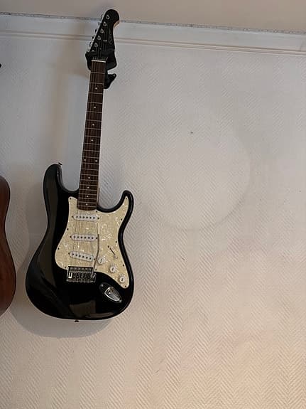 Reno Stratocaster-type elektrisk gitar svart