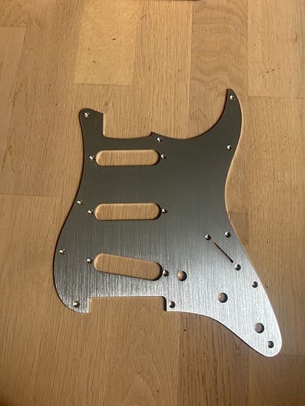 Stratocaster plekterbrett anodisert aluminium