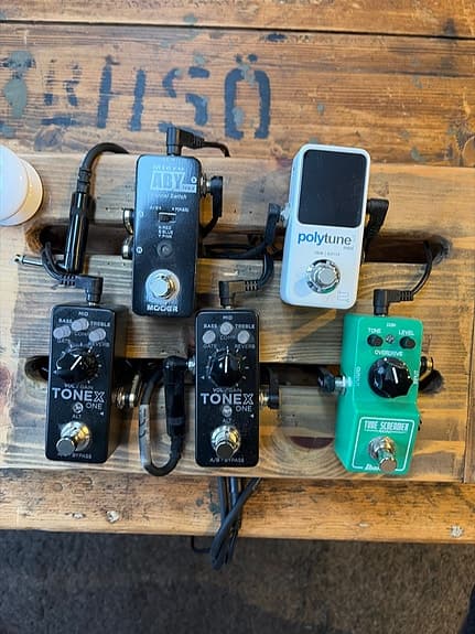 Gitarutstyr – pedalbrett med overdrive, tuner, amp-sim og ABY-switch