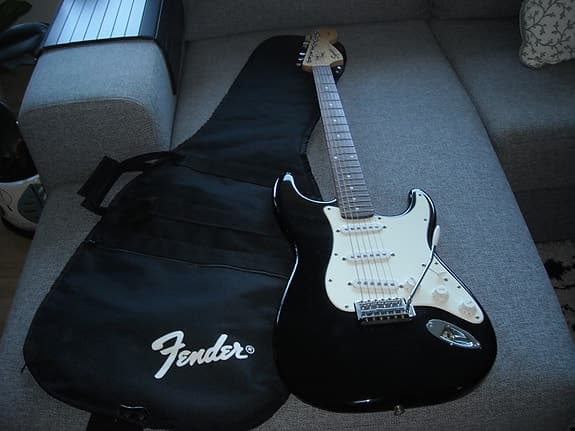 Fender Stratocaster elektrisk gitar svart