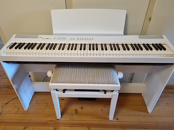 Yamaha Digital piano P-105 med justerbar krakk