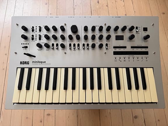 Korg Minilogue - Analog Synthesizer (Originalemballasje)