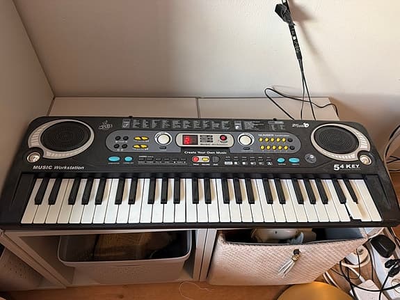 54-key elektronisk keyboard med høyttalere