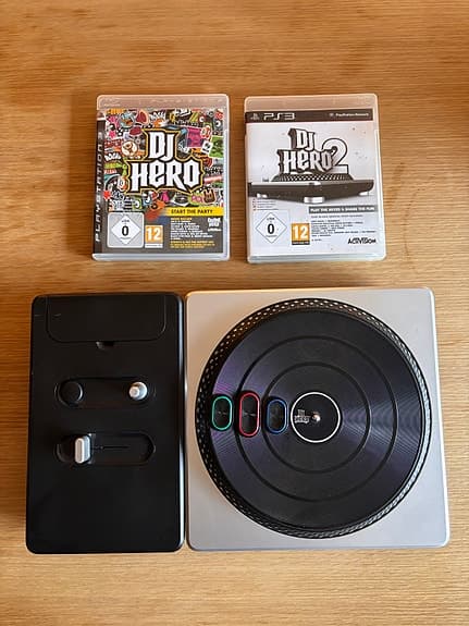 DJ Hero Wireless Turntable + DJ Hero 1 & 2 til PlayStation 3
