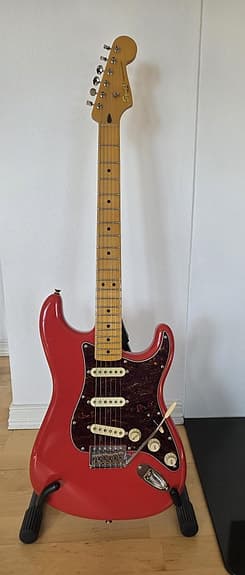 Squire Stratocaster (oppgradert) med Fender forsterker og div utstyr