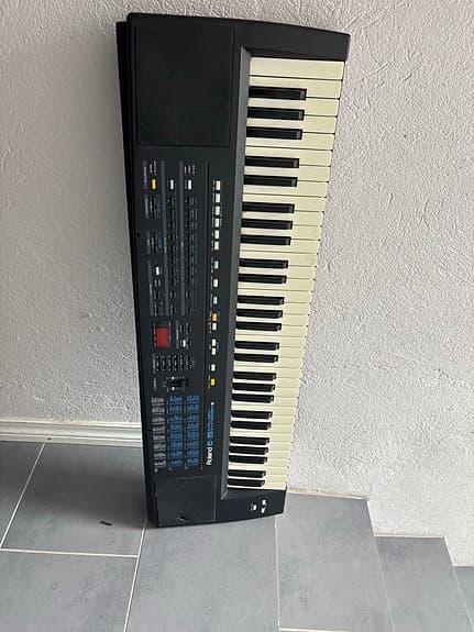 Roland E-15 synthesizer keyboard