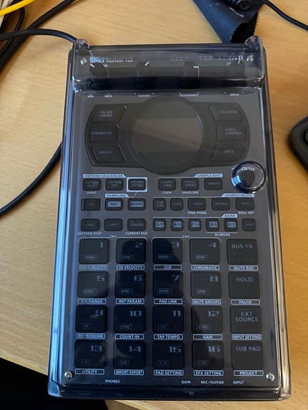 Roland SP-404MKII sampler med hardcase og decksaver