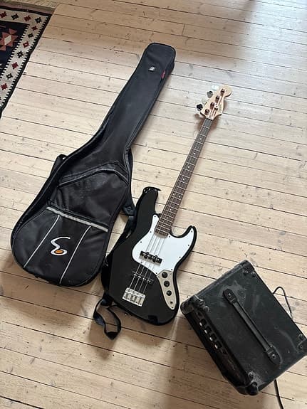 Squier Jazz Bass elbass svart med forsterker