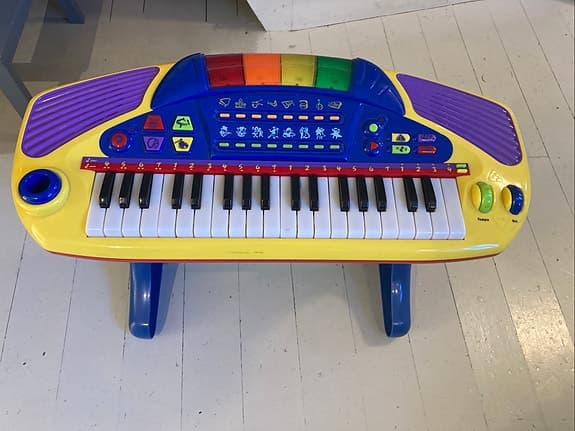 Synthesizer / Piano / Keyboard for barn – lys og musikalsk