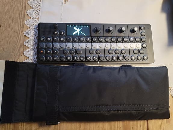 Teenage Engineering OP-1 synthesizer svart