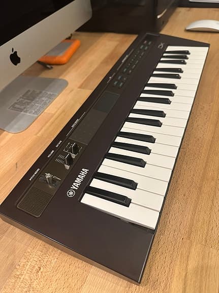 Yamaha Reface DX – Strøken FM-synthesizer (Original eske)