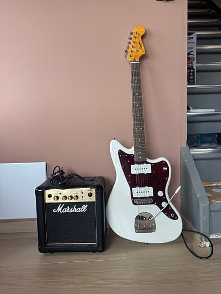 Jazzmaster classic 60’s vibe Squier by Fender + Marshall MG10 forsterker