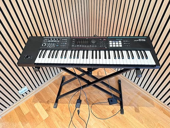 Roland JUNO-DS61 Synthesizer / Keyboard – Komplettsett med stativ og pedal