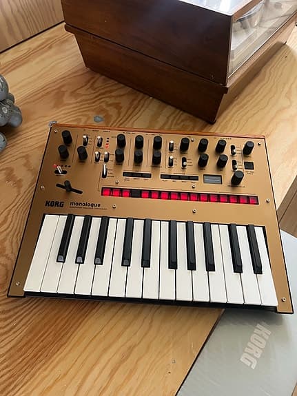Korg Monologue analog synthesizer gullfarget