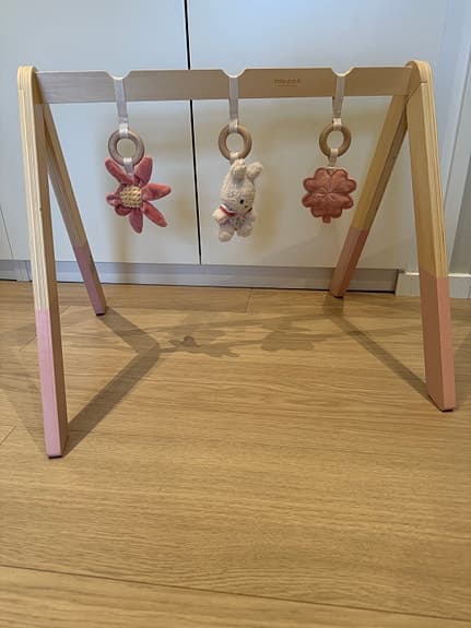 Little Dutch babygym i tre med hengende leker