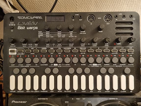 Sonicware Liven 8bit Warps groovebox / synth svart