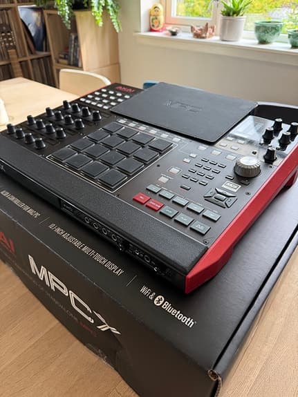 Akai MPC X – 250 GB SSD – sampler groovebox original eske, støvdeksel og stativ