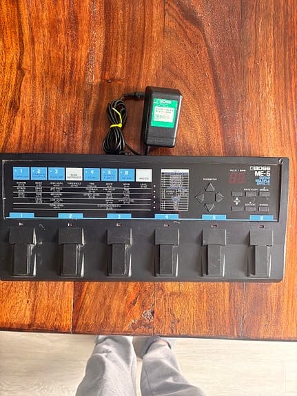 **BOSS ME-6 Guitar Multiple Effects – vintage multieffekt + original adapter**