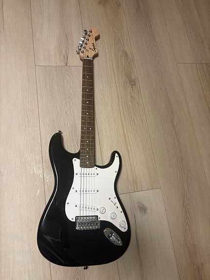 Squier by fender Stratocaster elektrisk gitar svart