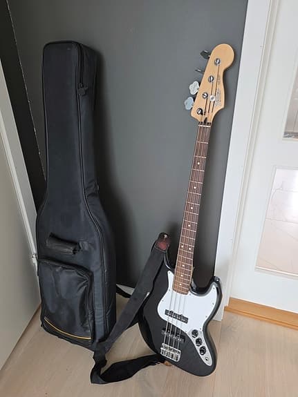 Fender Standard Mexican Jazz bass og forsterker Peavey TKO 115S til salgs