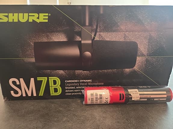 Shure SM7B med mikrofonforsterker.