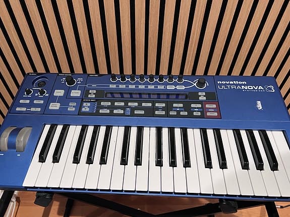 Novation Ultranova synthesizer blå