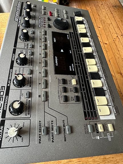 Roland MC-303 Groovebox trommemaskin / synth grå