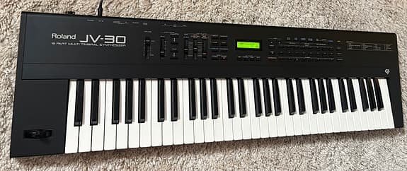ROLAND JV-30 // 16 part multitimbral synthesizer