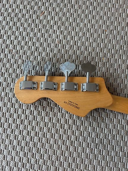 Squier Jazz Bass el-bass svart