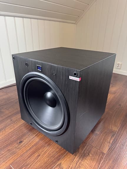 Kupp! Heftig hjemmekinoanlegg med forsterker, høyttalere og subwoofer