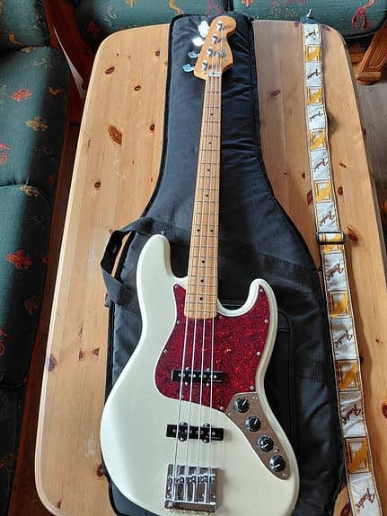 Fender Player Plus Jazz Bass hvit el-bass