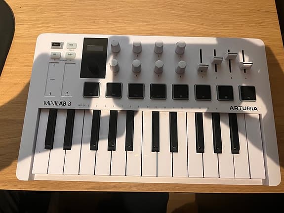 Arturia Minilab 3 MIDI-keyboard hvit