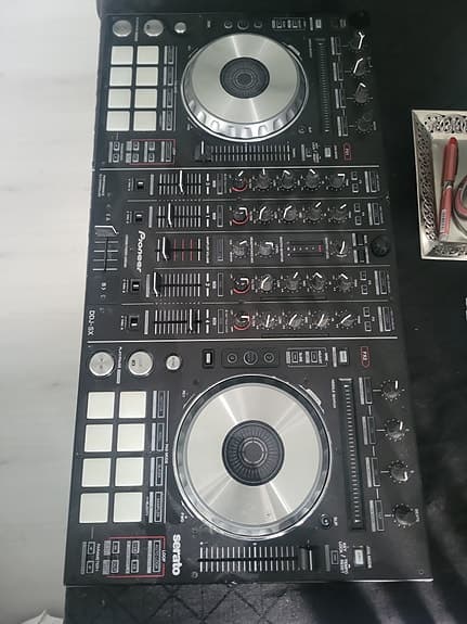 Pioneer DJ controller med Serato-støtte
